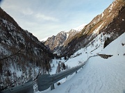 11 Pagliari salendo sulal sterrata innevata